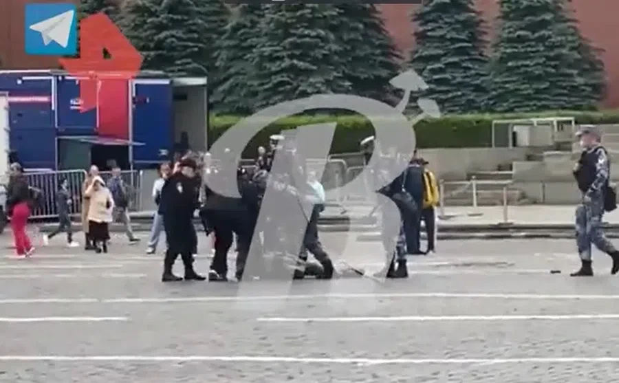 Скандальный акционист Крисевич открыл стрельбу на Красной площади в Москве. Видео ЧП