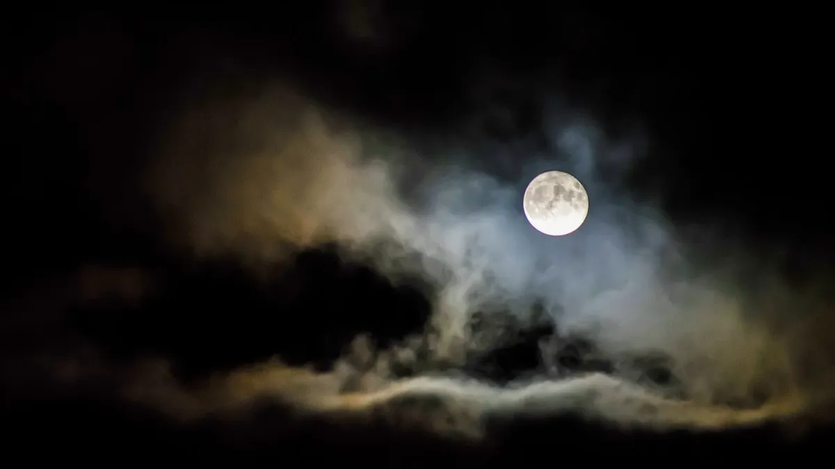Что можно и что категорически нельзя делать в полнолуние 16 мая 2022 на Цветочную опасную Луну -  в эту ночь будет лунное затмение – правила дня