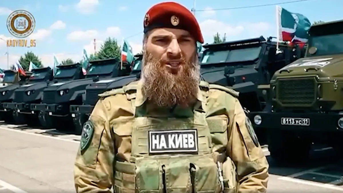 Рамзан Кадыров показал бойцов чеченских подразделений с нашивками «На Киев». Фото: t.me / RKadyrov_95