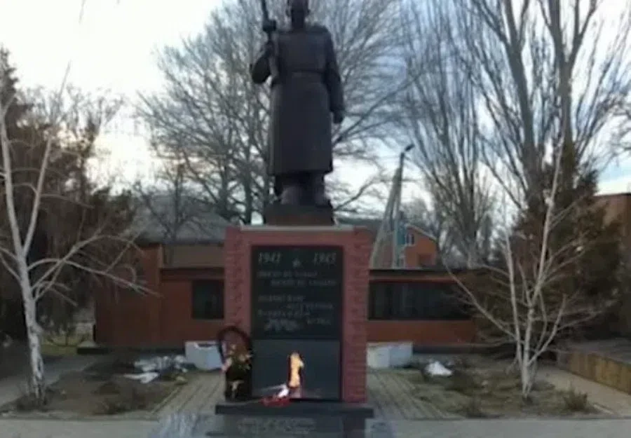 Под Ростовом на памятнике погибшим солдатам установили монитор с изображением Вечного огня