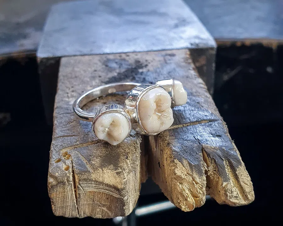 Ювелир создает украшения из зубов умерших близких