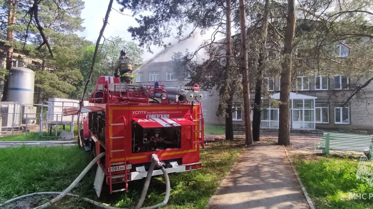 В Новосибирске пожар охватил Центральную клиническую больницу в Советском районе – видео