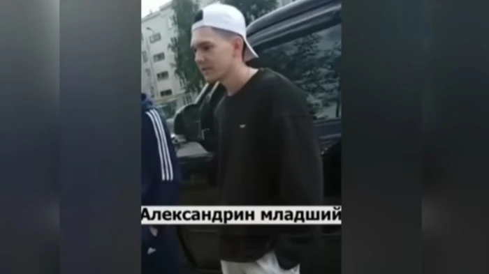 На Урале сын депутата-единоросса Егор Александрин снялся с выборов после того, как открыто обматерил местных волонтеров и обозвал их «грязью»