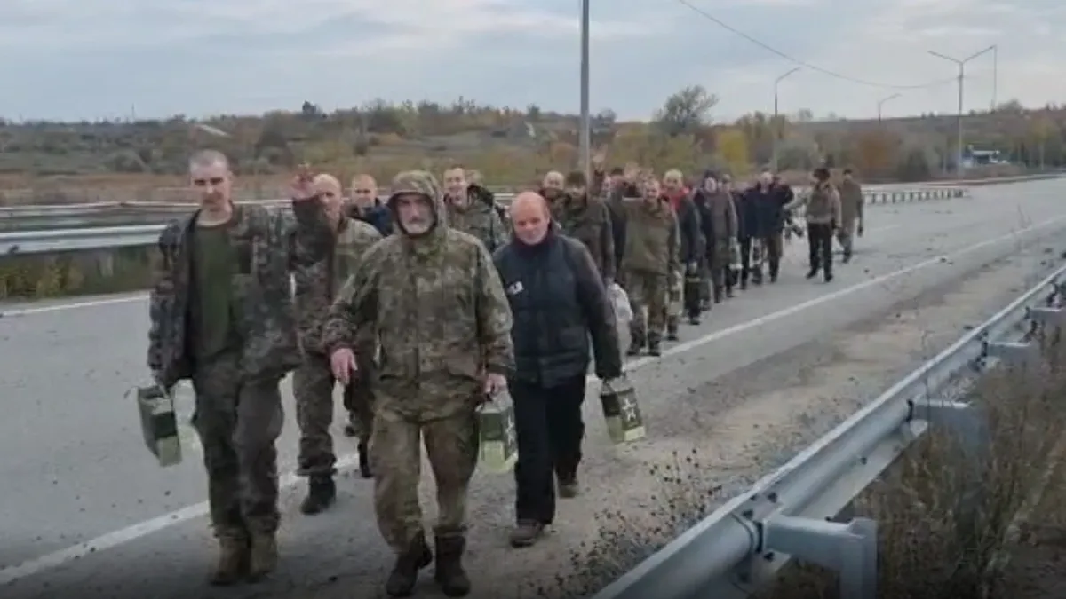 «Матросы, медики и офицеры» Шестьдесят украинских военнопленных, вернувшихся на родину, демонстративно избавились от российского сухпайка