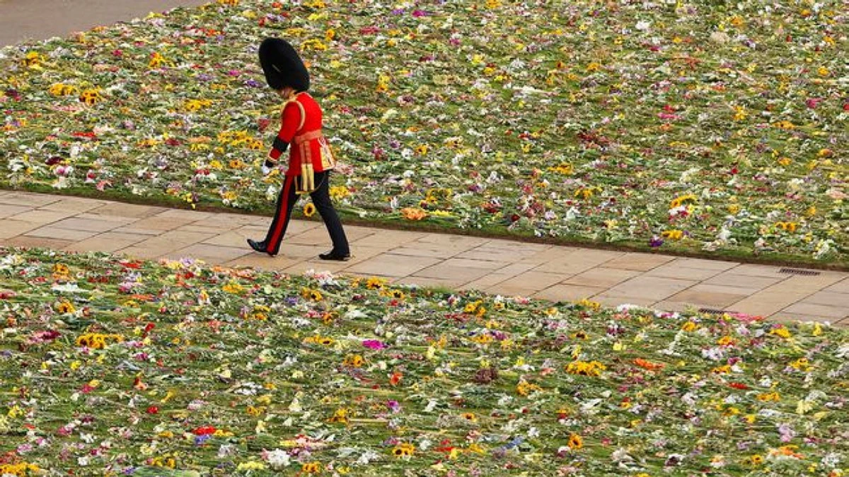 Было очень много цветов. Фото: РАЙАН ПИРС/БАССЕЙН/AFP ЧЕРЕЗ ГЕТТИ