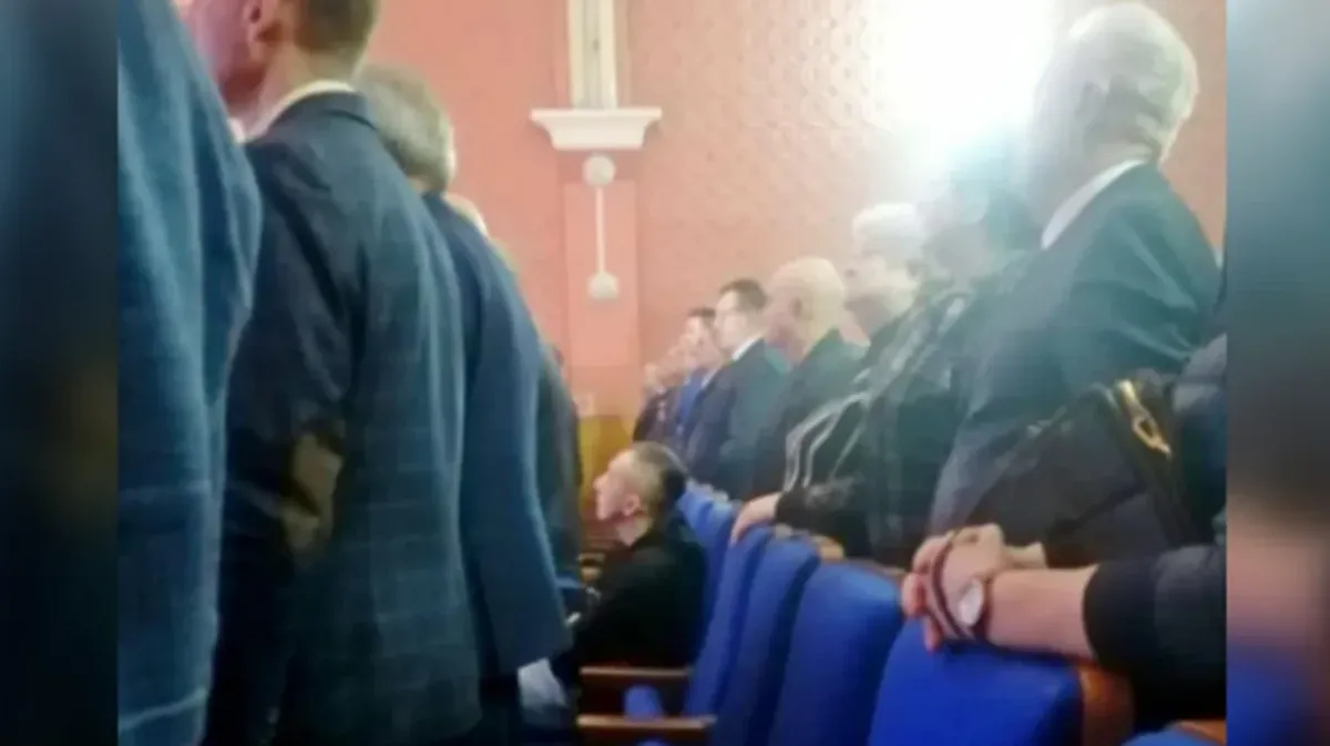 «Правящую партию хает»: Депутат Лепендин не захотел встать с кресла во время исполнения гимна, сославшись на забитые на тренировке ноги
