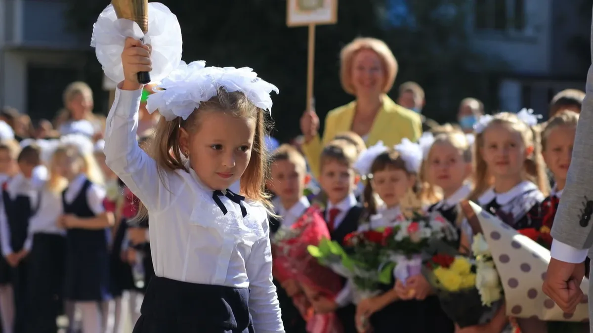 «У неё потемнело в глазах и закружилась голова»: В Новосибирске пятиклассница упала в обморок на школьной линейке в День знаний