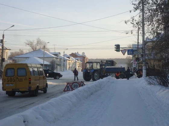 Временные дорожные знаки затрудняют движение по дорогам города во время их уборки