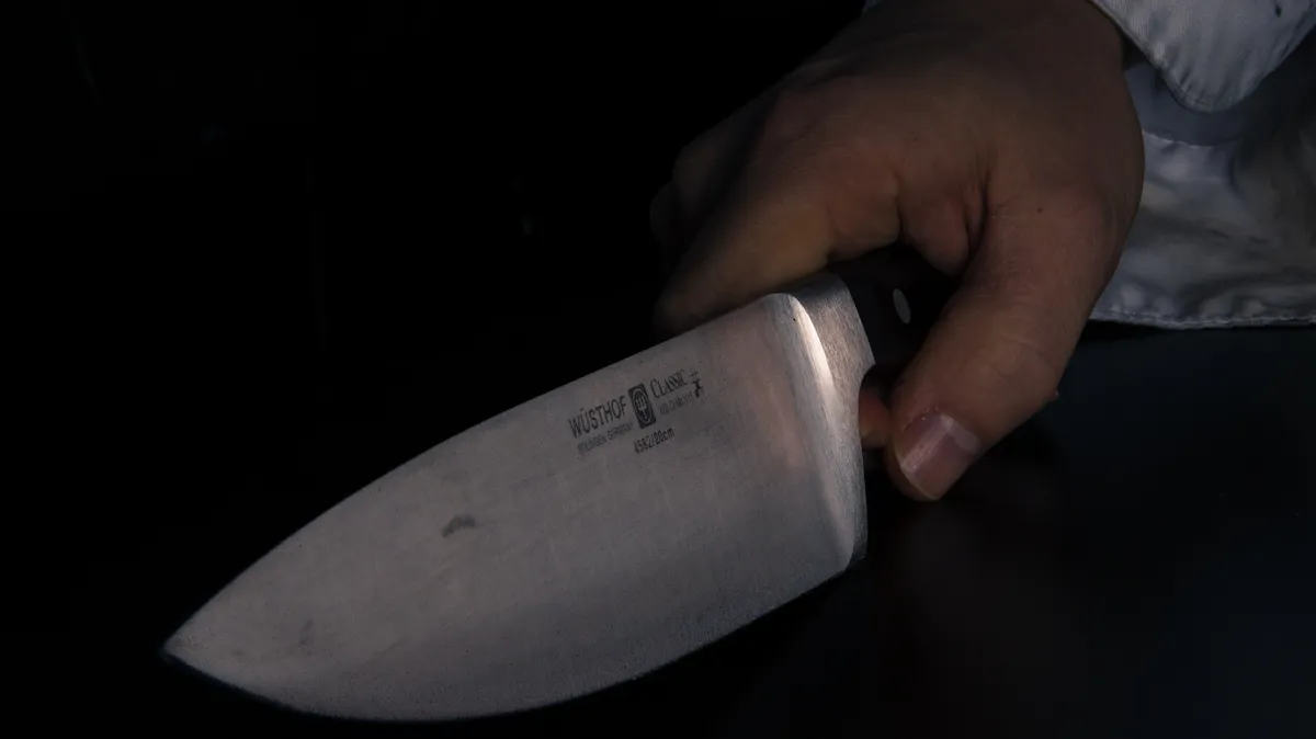 В Москве 20-летний парень вонзил нож себе в бедро после секса с 30-летней женщиной
