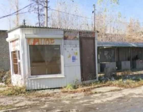 Пять лет киоск стоит заброшенным