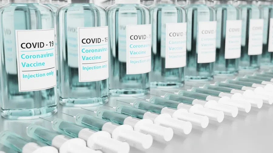 В Греции противникам прививок тайно водили вакцину от коронавируса вместо физраствора за 400 евро
