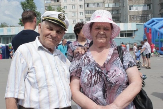 Супруги Лидия и Анатолий Рахмановы - первые жители поселка
