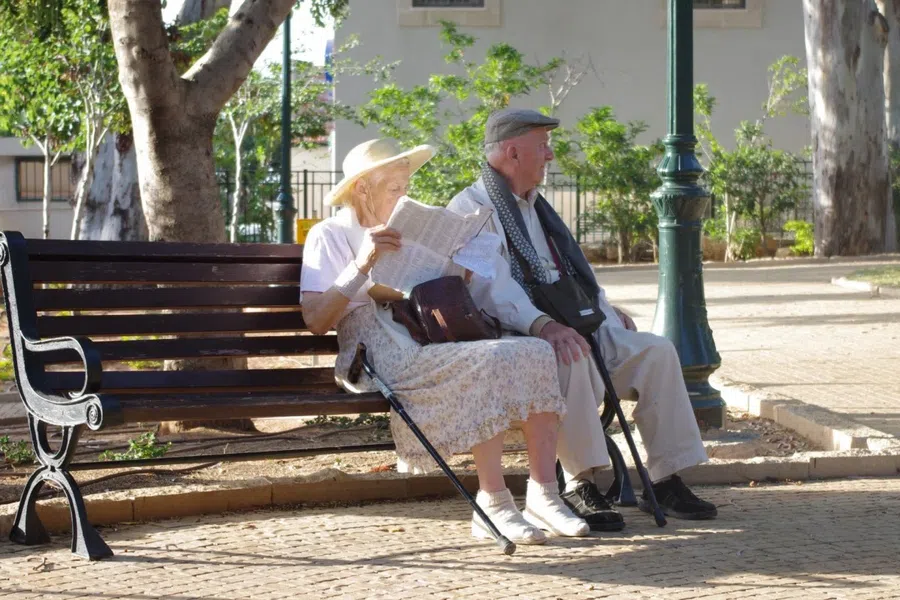 пожилая пара, скамейка