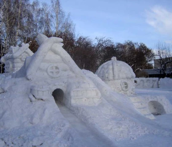 Неплательщиков заставили лепить снежный городок 
