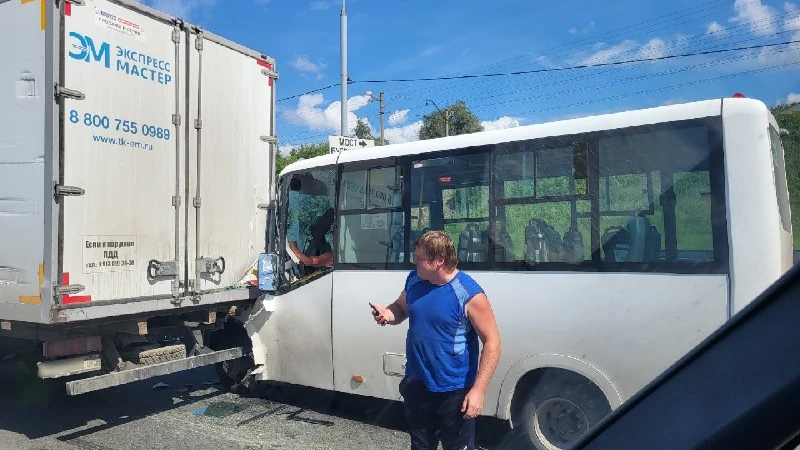Водитель бердской маршрутки пострадал в ДТП в Новосибирске. Вез 9 пассажиров с «Речного вокзала»