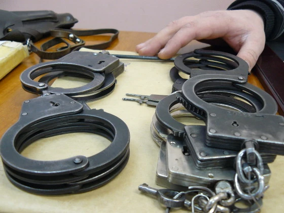 «Гонщиков» из ВАЗ-2105 доставили в отдел полиции в наручниках