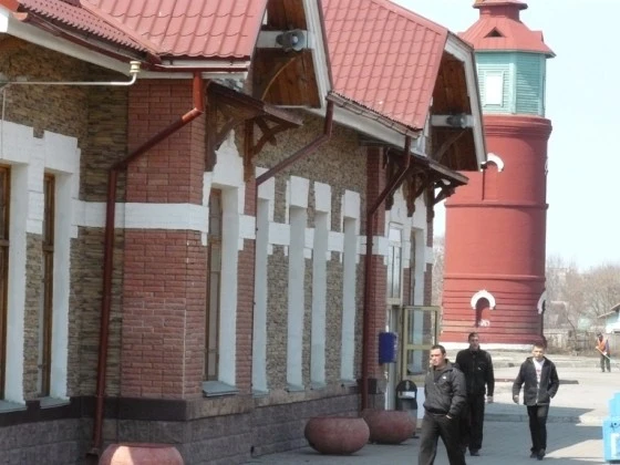 Между водонапорной башней и зданием вокзала в 50-е годы ХХ века стояла молоканка — молочный завод, где молоко хранили в леднике Старый бердский вокзал, скорее всего, снесут