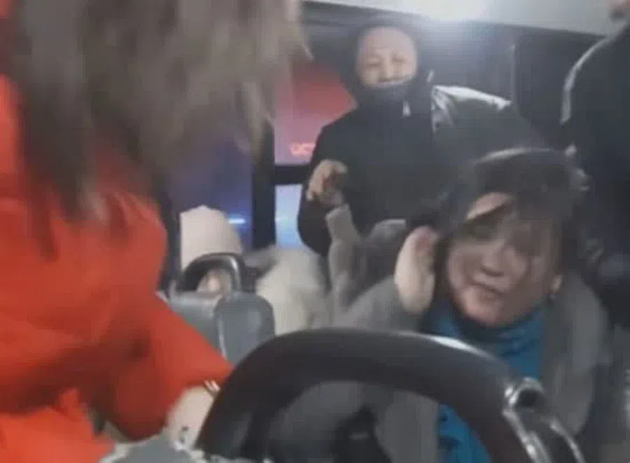 Пассажирку маршрутки избили и ограбили на глазах людей в Улан-Удэ из-за замечания за нецензурную брань