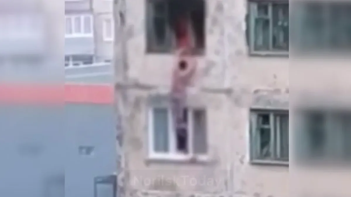 Спасающийся от пожара норильчанин выпал из окна 5 этажа в Кайеркане
