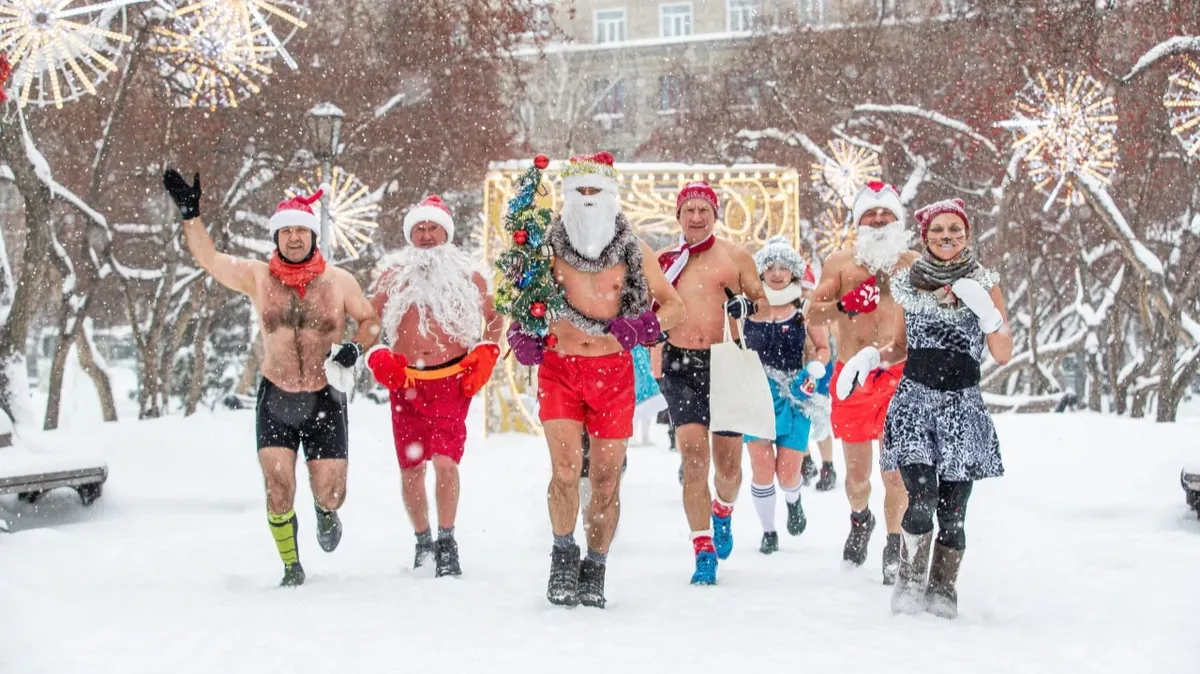 «С голым торсом и шортах» Полуобнаженные Деды Морозы и Снегурочки пробежали по центру Новосибирска 4 километра