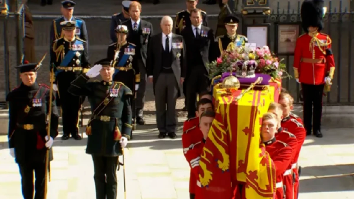 Гроб королевы Елизаветы II отправлен в последнюю процессию перед захоронением: король Чарльз и члены королевской семьи провожают монарха до Веллингтонской арки, а затем похоронят в Виндзоре
