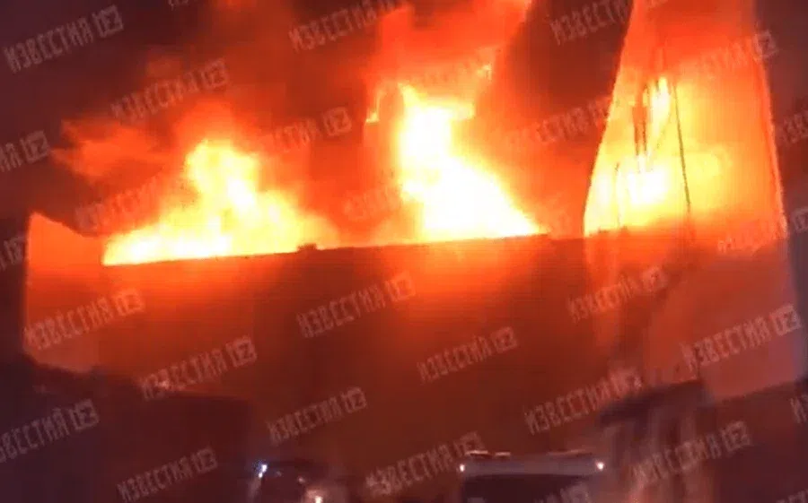 Огромный склад вспыхнул в Москве. Видео с места происшествия