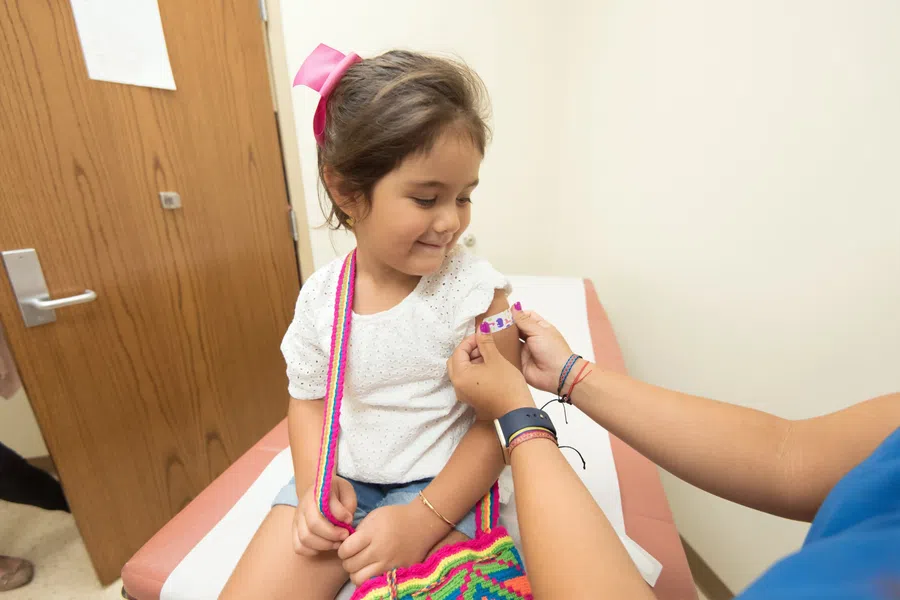 Почему нельзя «тянуть» с решением о вакцинации детей против коронавируса