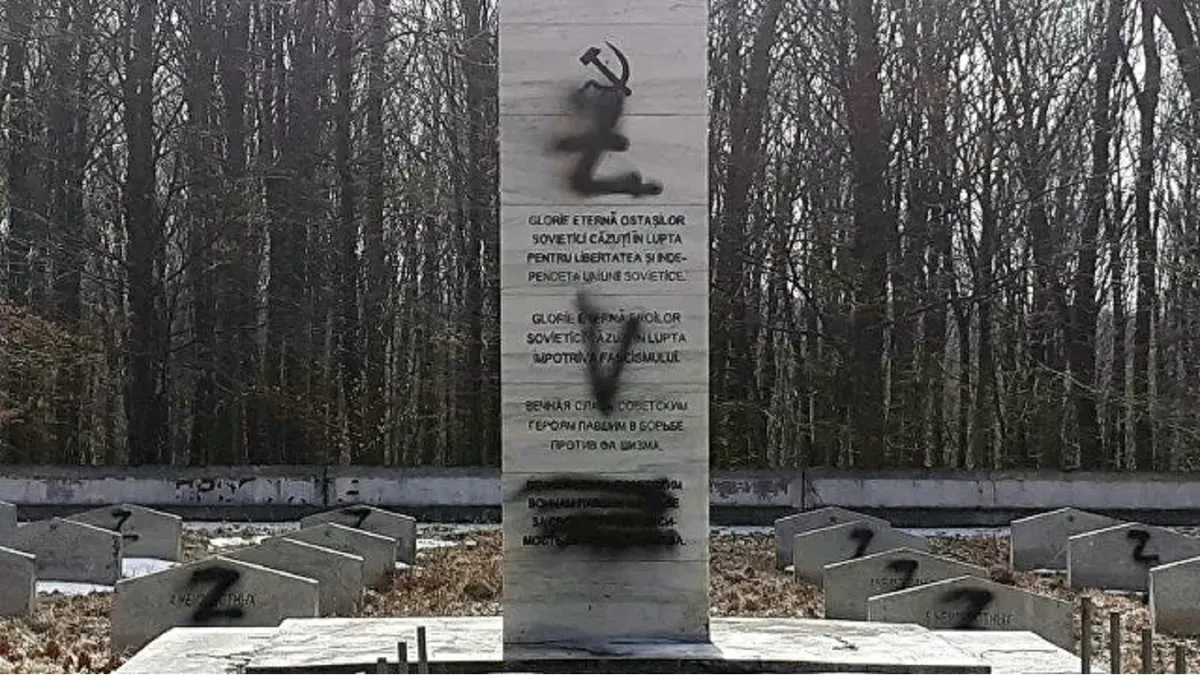 Оскверненный вандалами мемориал советским воинам в Румынии. Фото: Sputnik Румыния