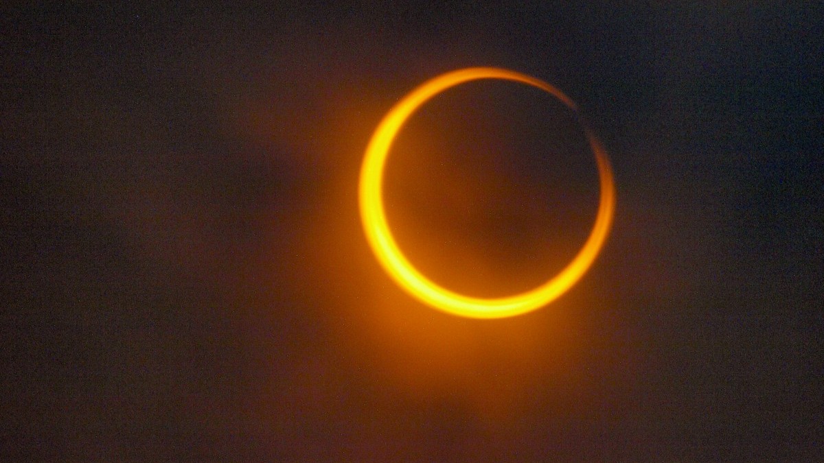 Солнечное затмение огненное кольцо