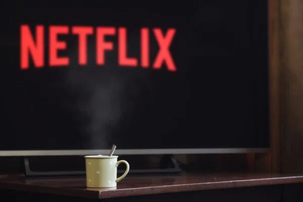 Стриминговый сервис Netflix ввел обязательную вакцинацию для актеров