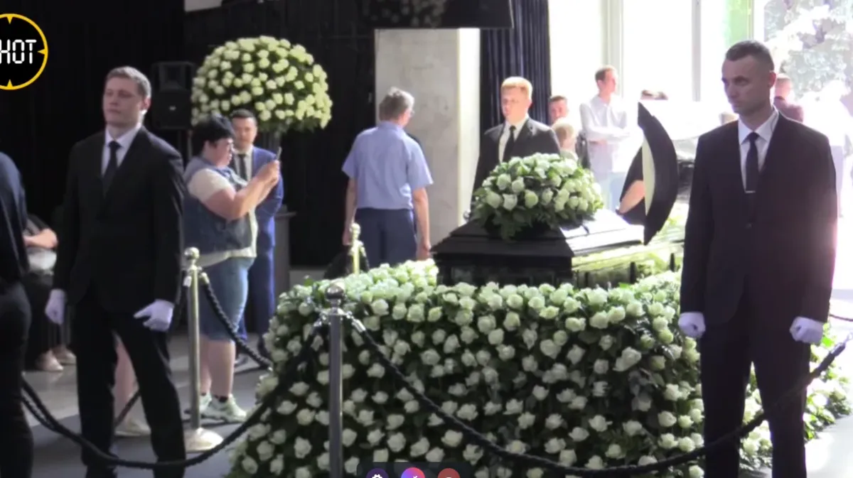 Поклонники несут белые розы к гробу Шатунова. Фото: кадр из видео