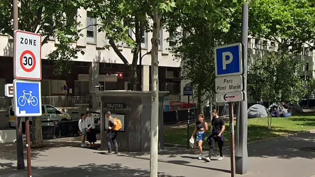 В Париже в общественном туалете напротив Нотр-Дама 23-летний бездомный изнасиловал 27-летнюю туристку из США 