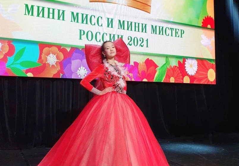 Самой красивой девочкой РФ признали 14-летнюю Ангелину Анохину из Новосибирска: Титул ей присудили российские звезды