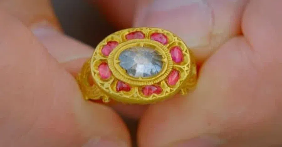 Купленной за 97 рублей кольцо оказалось старинным драгоценным украшением
