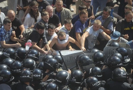 Десятки протестующих столкнулись с нацгвардией