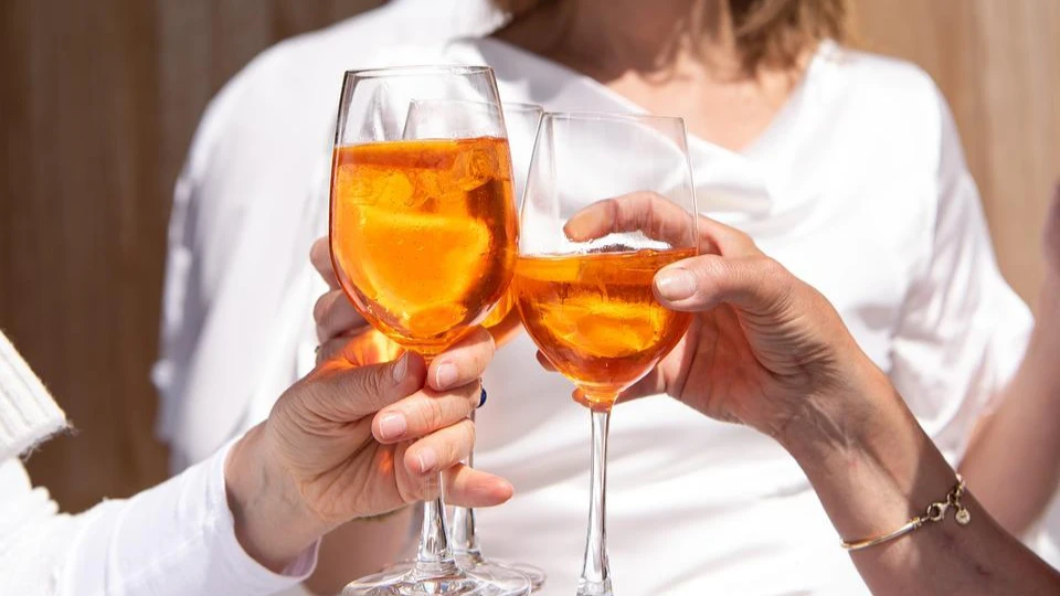 Многие люди чувствуют себя более уверенно после того, как выпили или немного выпили.
Фото: pixabay.com