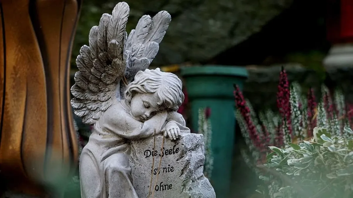 Можно ли украшать могилу изображениями и скульптурами ангелов: основные значения символа