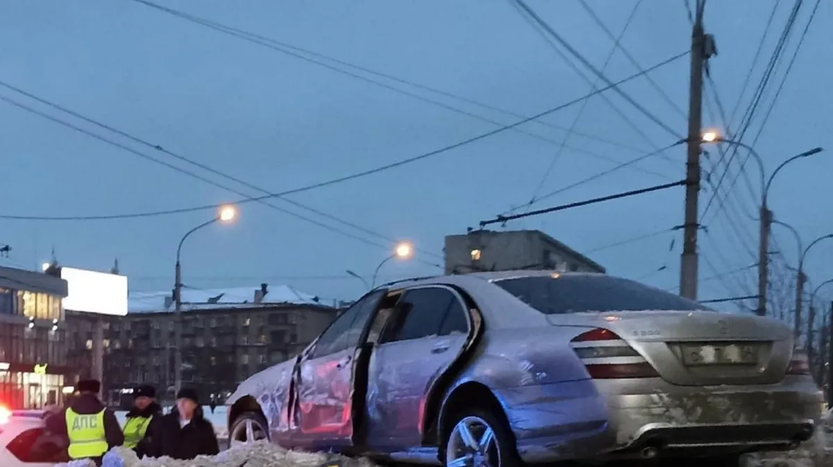В Новосибирске водитель Mercedes-Benz попал в ДТП с автобусом и стал «царем горы»