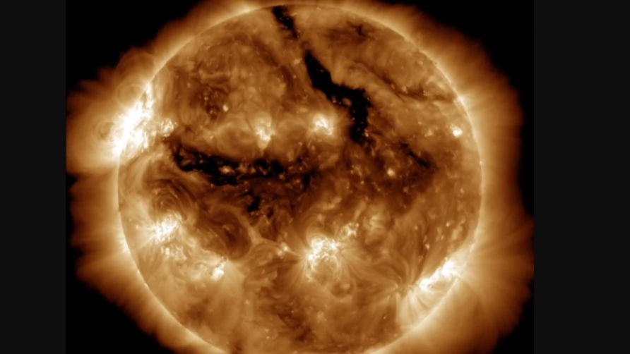 На Солнце регистрируется более 100 темных пятен. Фото: spaceweather.com