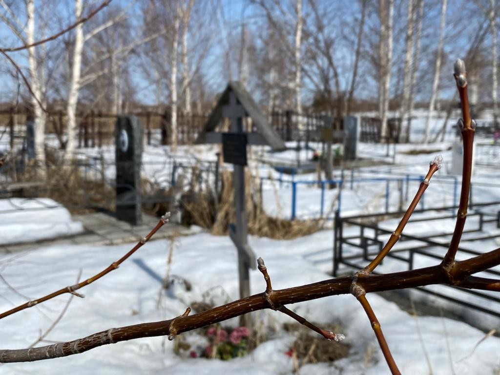 Можно ли в вербное воскресенье убирать могилки. Кладбище Искитим. Кладбище Искитима фото. Смотритель кладбища Щегловка Донецк. Дом смотрителя кладбища.