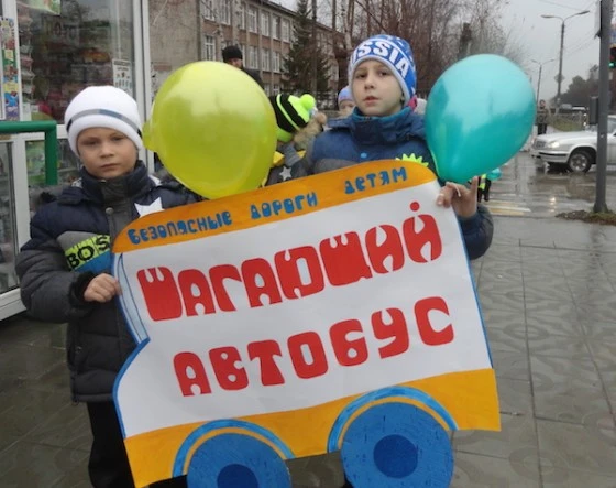 Школьники прошли по городским улицам