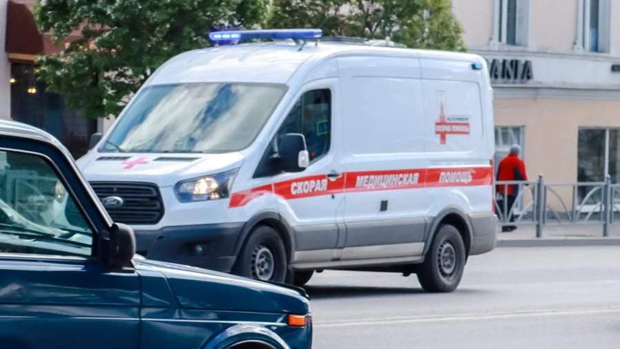 В Екатеринбурге неизвестные напали на подстанцию скорой помощи и избили водителя