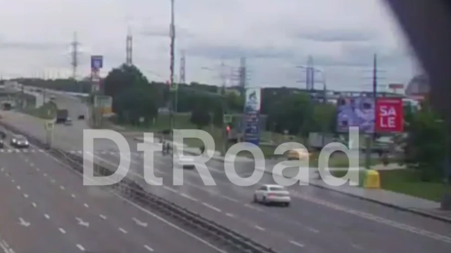 Таксист проехал на красный и сбил пешеходов на Боровском шоссе на западе Москвы. Фото: скрин из видео dtroad