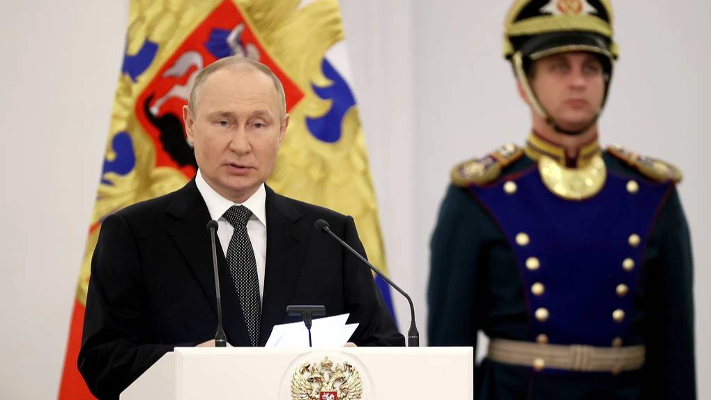 Президент Владимир Путин поздравил россиян с Днем России. Он снова привел в пример Петра I – на этот раз в стихах