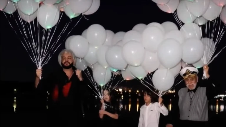 Мартину Киркорову 10 лет: Филипп Киркоров с сыном, дочкой и отцом запустили в небо 100 белых светящихся шаров на желания