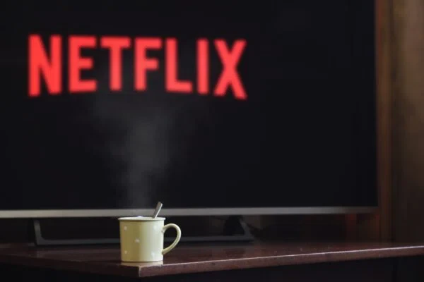 Стриминговый сервис Netflix ввел обязательную вакцинацию для актеров
