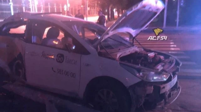 16-летняя девушка умерла в аварии с таксистом в центре Новосибирска. Чтобы вытащить ее из машины пришлось вызывать спасателей
