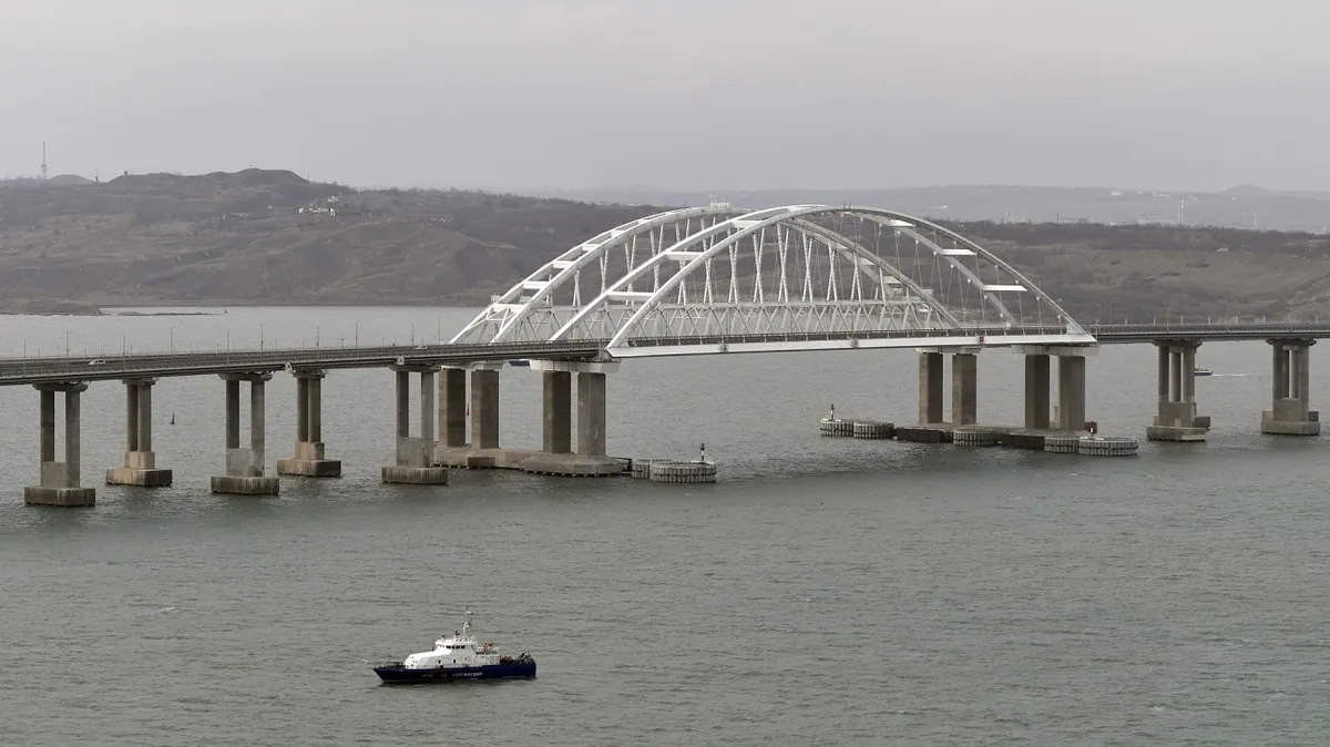 В Киеве Арестович заявил, что Крымский мост взорвут при первой возможности. В Москве Клишас ответил, что денацификация и демилитаризация требуется всей Украине
