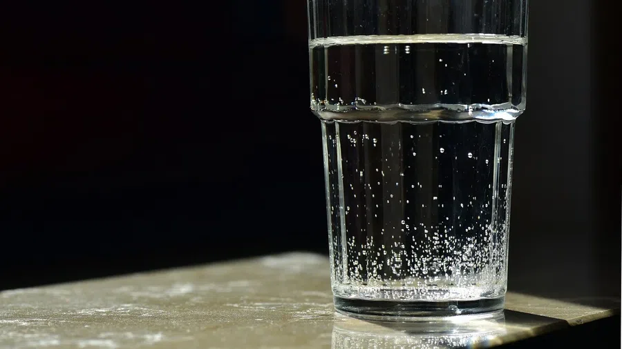 Чтобы зарядить воду серебряной ложкой в Полнолуние, проведите этот ритуал. От чего поможет лунная вода с серебром?