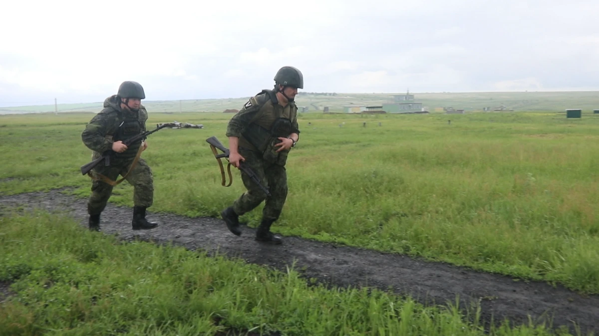 В Брянской области 20-летний срочник сбежал из воинской части с автоматом Калашникова и 120 патронами